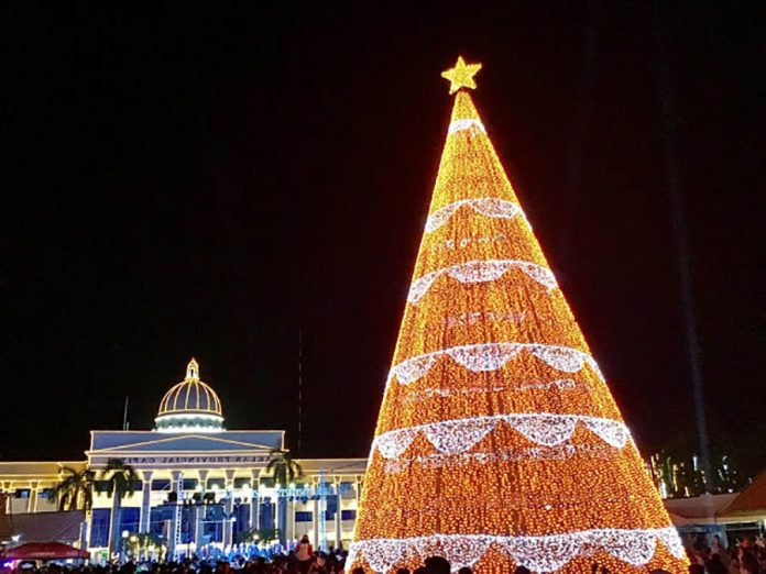 Every December, the provincial government of Aklan lights a giant Christmas tree at the Goding Ramos Park in Kalibo town. Due to the coronavirus disease 2019 pandemic this year, however, the provincial government is kicking off the holiday season with a special virtual giant Christmas tree lighting ceremony. Kalibonhons can simply watch the live broadcast of the event on Dec. 8 online.