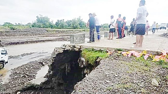 region pic Antique Provincial Disaster Risk Reduction and Management Office head Broderick Train checks the dike in Barangay Camncijan, Culasi, Antique on Nov. 2, 2020. PDRRMO ANTIQUE