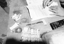 ‘Tokhang’ surrenderer falls anew A police operative conducts an inventory of the items seized from drug suspect Alexis Barial Diangson in Kalibo, Aklan. PHOTO BY RODNEL AGUIRRE, RMN KALIBO