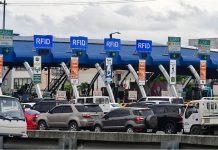 RFID installation available in all toll lanes until Jan. 11 – DOTr Vehicles pass through the Balintawak tollway along the North Luzon Expressway in Caloocan City on Oct. 22, 2020, more than a week before tollways go fully cashless on Nov. 2. The DOTR requires tollways to go fully cashless to curb the spread of COVID-19. MARK DEMAYO/ABS-CBN NEWS