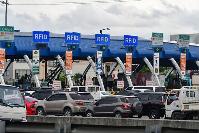 Vehicles pass through the Balintawak tollway along the North Luzon Expressway in Caloocan City on Oct. 22, 2020, more than a week before tollways go fully cashless on Nov. 2. The DOTR requires tollways to go fully cashless to curb the spread of COVID-19. MARK DEMAYO/ABS-CBN NEWS Vehicles pass through the Balintawak tollway along the North Luzon Expressway in Caloocan City on Oct. 22, 2020, more than a week before tollways go fully cashless on Nov. 2. The DOTR requires tollways to go fully cashless to curb the spread of COVID-19. MARK DEMAYO/ABS-CBN NEWS