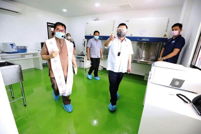 treñas front pic Mayor Jerry Treñas (second from right) inspects the Uswag Iloilo City Molecular Laboratory in Molo, Iloilo City.