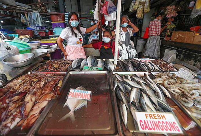 People buy fresh produce at the Balintawak market in Quezon City on Dec. 24, 2020. JONATHAN CELLONA/ABS-CBN NEWS