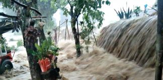 Rampaging floodwaters inundate residential areas in Sitio Layog Bato in Barangay Mapili, San Enrique, Iloilo following Wednesday afternoon’s heavy downpour spawned by a low-pressure area. MARLEY DELA CRUZ GEVERO