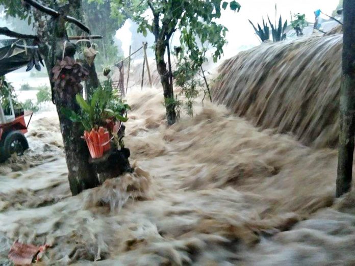 Rampaging floodwaters inundate residential areas in Sitio Layog Bato in Barangay Mapili, San Enrique, Iloilo following Wednesday afternoon’s heavy downpour spawned by a low-pressure area. MARLEY DELA CRUZ GEVERO Rampaging floodwaters inundate residential areas in Sitio Layog Bato in Barangay Mapili, San Enrique, Iloilo following Wednesday afternoon’s heavy downpour spawned by a low-pressure area. MARLEY DELA CRUZ GEVERO