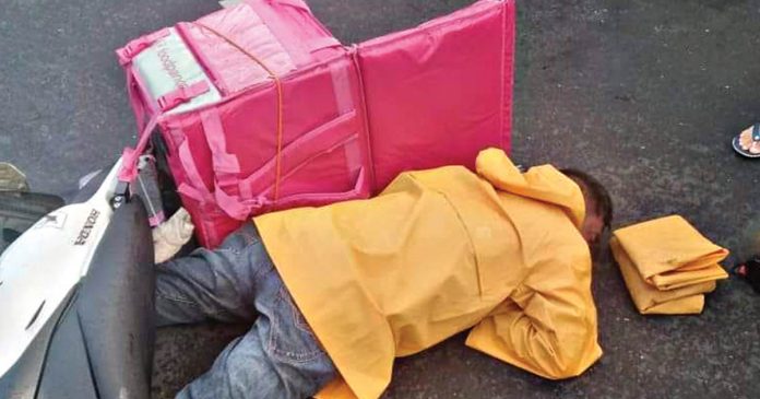 food delivery rider Food delivery rider Rene Caceres fell of his motorcycle and hit his head on the concrete road after crashing against a Mazda car on Araneta Street, Barangay Tangub, Bacolod City on Dec. 12. BCPO