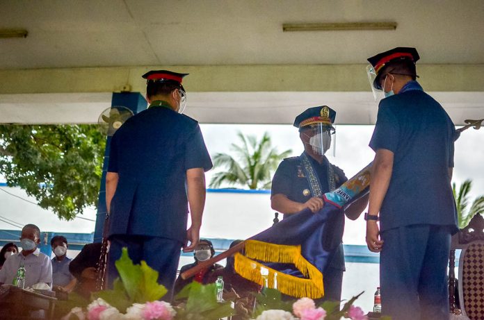 TURNOVER OF COMMAND. Police Lieutenant General Cesar Hawthorne Binag (center) turns over to Police Brigadier General Rolando Miranda, new police director of Western Visayas, the Regional Director’s Personal Flag during yesterday afternoon’s (Dec. 2, 2020) turnover ceremony in Camp Delgado, Iloilo City. Looking on is Brigadier General Rene Pamuspusan, the region’s outgoing top cop. IAN PAUL CORDERO/PN TURNOVER OF COMMAND. Police Lieutenant General Cesar Hawthorne Binag (center) turns over to Police Brigadier General Rolando Miranda, new police director of Western Visayas, the Regional Director’s Personal Flag during yesterday afternoon’s (Dec. 2, 2020) turnover ceremony in Camp Delgado, Iloilo City. Looking on is Brigadier General Rene Pamuspusan, the region’s outgoing top cop. IAN PAUL CORDERO/PN