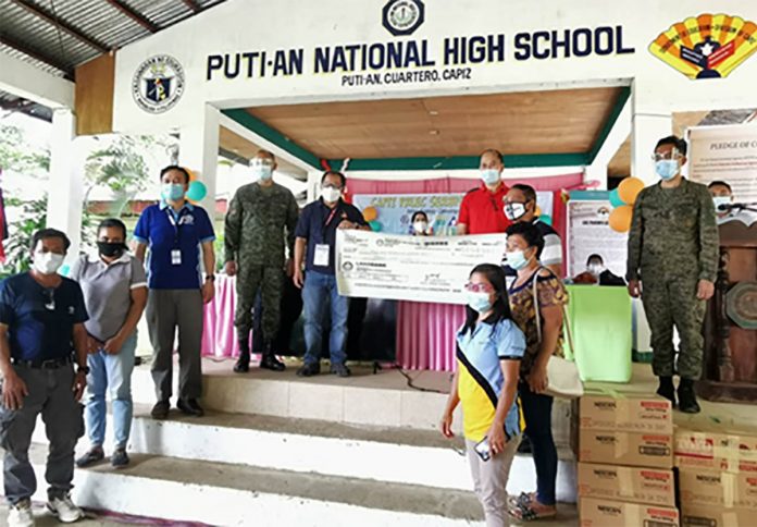Representatives from Kasanag San Antonio Farmers Association receive the check for the flat bed drying facility. Also present in the activity are members of the 3rd ID Philippine Army. Representatives from Kasanag San Antonio Farmers Association receive the check for the flat bed drying facility. Also present in the activity are members of the 3rd ID Philippine Army.