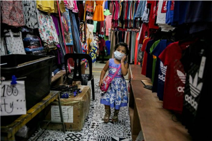 A little girl wearing a face mask looks at clothes being sold at a ‘tiangge’ in Taytay, Rizal as Christmas season nears. Experts earlier warned that wearing face masks and face shields won’t stop the spread of the coronavirus if people flock together especially in poorly-ventilated and enclosed environments. GEORGE CALVELO/ABS-CBN NEWS A little girl wearing a face mask looks at clothes being sold at a ‘tiangge’ in Taytay, Rizal as Christmas season nears. Experts earlier warned that wearing face masks and face shields won’t stop the spread of the coronavirus if people flock together especially in poorly-ventilated and enclosed environments. GEORGE CALVELO/ABS-CBN NEWS