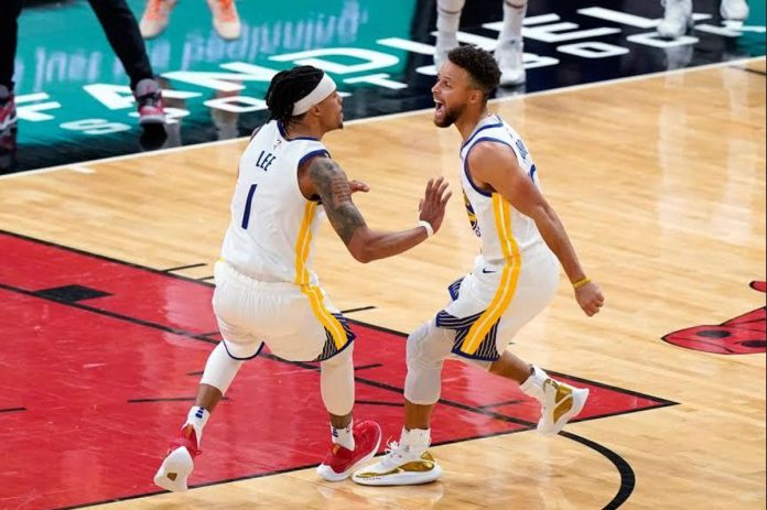Golden State Warriors guard Damion Lee (left) celebrates with Stephen Curry after making the game-winning three-point basket during the second half of their NBA basketball game against the Chicago Bulls on Dec. 27, 2020. NAM Y. HUH/AP PHOTO Golden State Warriors guard Damion Lee (left) celebrates with Stephen Curry after making the game-winning three-point basket during the second half of their NBA basketball game against the Chicago Bulls on Dec. 27, 2020. NAM Y. HUH/AP PHOTO