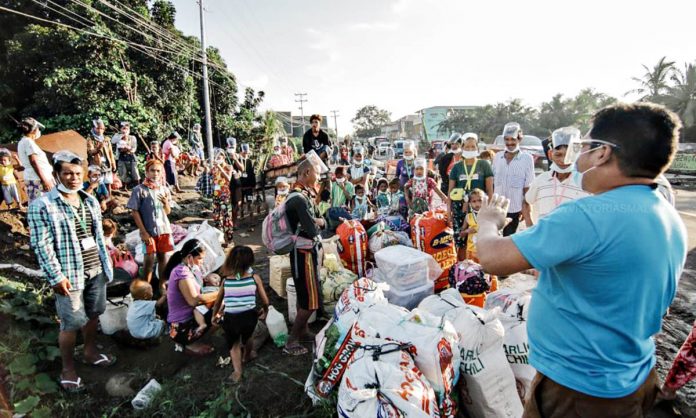 news dominique badjao Mayor Francis Frederick Palanca of Victorias City, Negros Occidental instructs Badjaos before they head home to Jolo, Sulu on Dec. 5, 2020. VICTORIAS CITY LGU