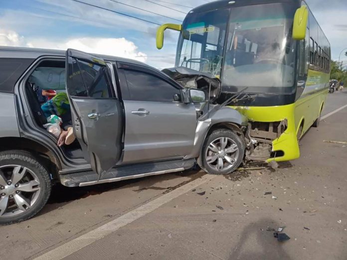 news negros crash pic A sport utility vehicle crashes against a Ceres bus in Barangay Poblacion 2, Sagay City, Negros Occidental on Dec. 14, 2020. One person died and two others were wounded. SAGAY CITY POLICE STATION