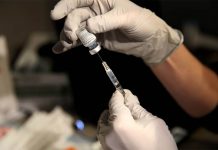 Health worker has allergic reaction to Pfizer vaccine A pharmacy manager prepares a dose of the Pfizer-BioNTech COVID-19 vaccine at Massachusetts General Hospital in Boston, Massachusetts, United States on Dec. 16, 2020. CRAIG F. WALKER, POOL/REUTERS
