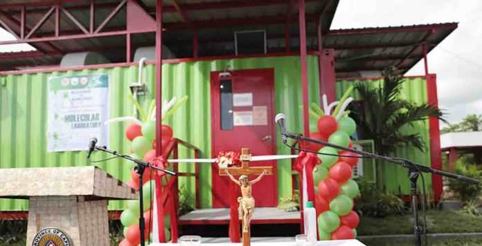 region glenda capiz lab1 The Roxas Memorial Provincial Hospital Out-Patient Department Molecular Laboratory in Capiz province has finally been inaugurated. Photo shows Department of Health Region 6 director Marlyn Convocar and Capiz’s Gov. Esteban Evan Contreras cutting the ceremonial ribbon.