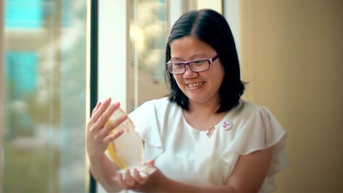 Rodelia Pedro Villar, who has lived in Hong Kong for more than 17 years, holds her “Lion Rock People’s Choice” award. In 2017, she founded Domestic Workers Corner to offer help to domestic workers in need. Rodelia Pedro Villar, who has lived in Hong Kong for more than 17 years, holds her “Lion Rock People’s Choice” award. In 2017, she founded Domestic Workers Corner to offer help to domestic workers in need.