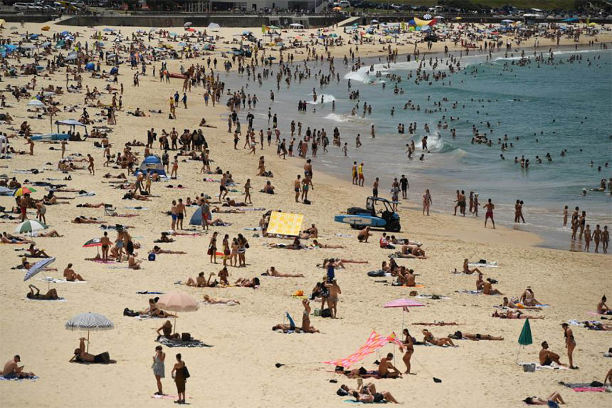 Heat wave returns to Australia on first day of summer