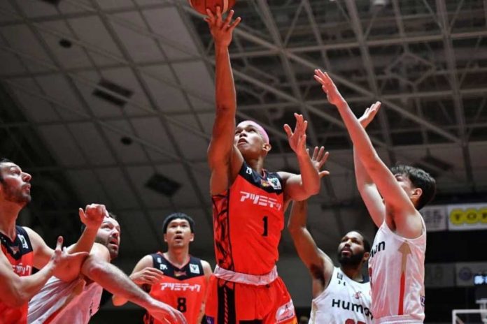 Ilonggo Ferdinand “Thirdy” Ravena III attempts to score during the 2020-21 B.League Season on Saturday at the Toyohashi City Gymnasium. JAPAN B. LEAGUE