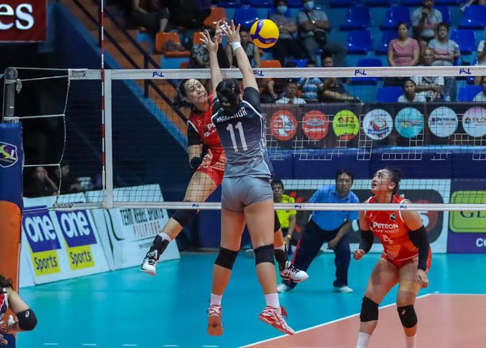 Ilongga Aiza Maizo-Pontillas of Petron Blaze Spikers scores against fellow Ilongga Ma. Shaya Adorador of Cherry Tiggo during the 2020 Philippine Superliga action. Maizo-Pontillas and the Blaze Spikers will be taking a leave in the 2021 season. PSL PHOTO Ilongga Aiza Maizo-Pontillas of Petron Blaze Spikers scores against fellow Ilongga Ma. Shaya Adorador of Cherry Tiggo during the 2020 Philippine Superliga action. Maizo-Pontillas and the Blaze Spikers will be taking a leave in the 2021 season. PSL PHOTO
