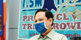 “Unahon naton ang mga frontliners,” says Gov. Arthur Defensor Jr. of Iloilo. Defensor signed a tripartite agreement with vaccine maker AstraZeneca and the national government yesterday. IAN PAUL CORDERO/PN