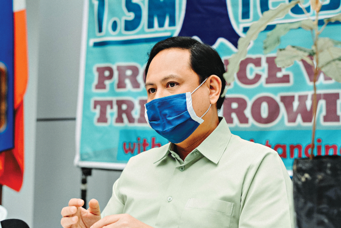 “Unahon naton ang mga frontliners,” says Gov. Arthur Defensor Jr. of Iloilo. Defensor signed a tripartite agreement with vaccine maker AstraZeneca and the national government yesterday. IAN PAUL CORDERO/PN “Unahon naton ang mga frontliners,” says Gov. Arthur Defensor Jr. of Iloilo. Defensor signed a tripartite agreement with vaccine maker AstraZeneca and the national government yesterday. IAN PAUL CORDERO/PN