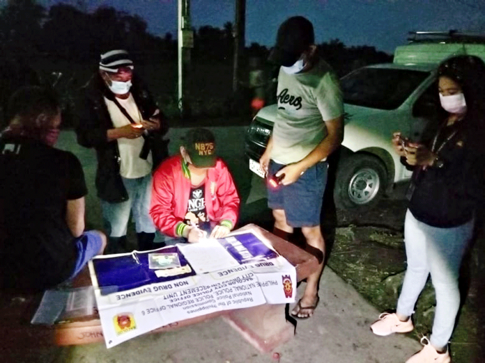 Antidrug operatives conduct an inventory of the suspected shabu seized during an entrapment operation in Barangay Singcang-Airport, Bacolod City on Jan. 14. BCPO/RADYO BANDERA BACOLOD Antidrug operatives conduct an inventory of the suspected shabu seized during an entrapment operation in Barangay Singcang-Airport, Bacolod City on Jan. 14. BCPO/RADYO BANDERA BACOLOD