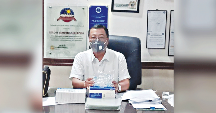 Mayor Ruben Corpuz of Jordan, Guimaras has ordered a thorough tracing of possible close contacts of a pharmacy staff who tested positive for coronavirus disease. Mayor Ruben Corpuz of Jordan, Guimaras has ordered a thorough tracing of possible close contacts of a pharmacy staff who tested positive for coronavirus disease.