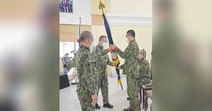 aklan-new-police-director Police Colonel Ramir Perlito Perlas (center), new police director of the Aklan, receives from Police Brigadier General Rolando Miranda(right), Western Visayas police director, the banner of the Aklan Police Provincial Office during the turnover ceremony at Camp Delgado in Iloilo City on Jan. 20, 2021. Looking on is outgoing Aklan police director Police Colonel Esmeraldo Osia. PRO-6 PHOTO