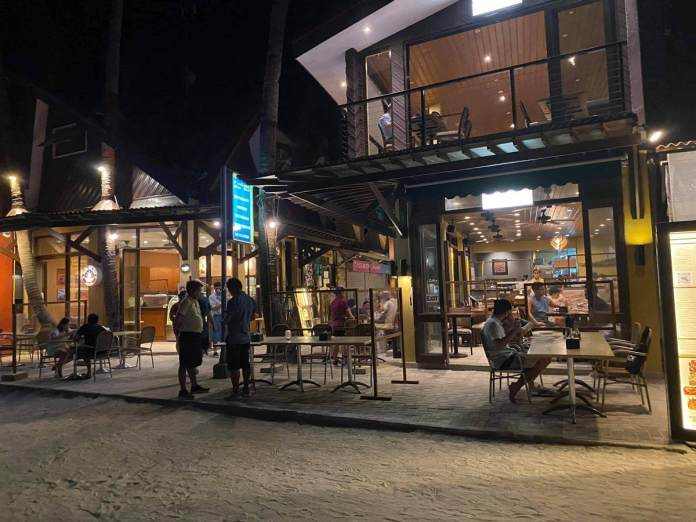 Tourists dine at a restaurant in Boracay Island in Malay, Aklan on Jan. 8, 2021. PHOTO FROM MALAY MUNICIPAL TOURISM OFFICE – AKLAN Tourists dine at a restaurant in Boracay Island in Malay, Aklan on Jan. 8, 2021. PHOTO FROM MALAY MUNICIPAL TOURISM OFFICE – AKLAN