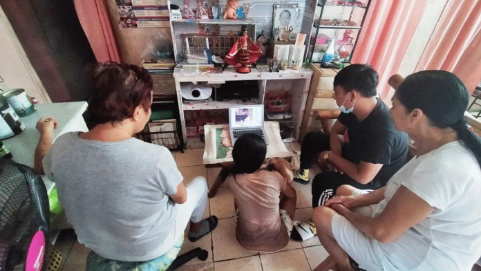 DIGITAL DINAGYANG. Safely tucked in their home, this family in Barangay San Nicolas, La Paz, Iloilo City streams live on social media the performances of seven Ati tribes in the Dinagyang Festival 2021. Ilonggos have a simpler celebration of the annual festival sans street dancing, and most events done virtually due to the coronavirus pandemic. IAN PAUL CORDERO/PN