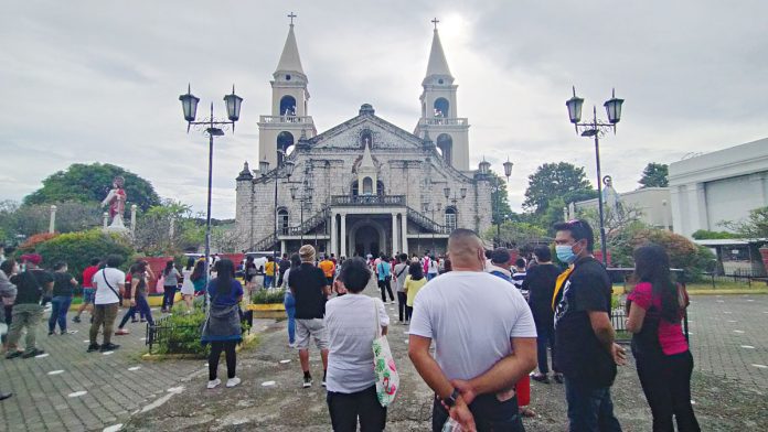 PRAYING FOR HEALING. Parishioners attending 2021’s first Sunday Mass outside the Jaro Metropolitan Cathedral observe physical distancing to avoid spreading the coronavirus disease 2019. People attending the Mass, too, are wearing facemasks and have to undergo a footbath before entering the cathedral. IAN PAUL CORDERO/ PN PRAYING FOR HEALING. Parishioners attending 2021’s first Sunday Mass outside the Jaro Metropolitan Cathedral observe physical distancing to avoid spreading the coronavirus disease 2019. People attending the Mass, too, are wearing facemasks and have to undergo a footbath before entering the cathedral. IAN PAUL CORDERO/ PN