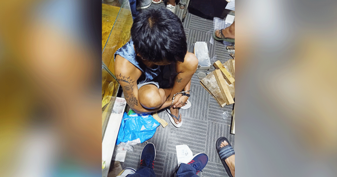 Drug suspect Albert Oñates sits handcuffed during an entrapment operation in Barangay Mandalagan, Bacolod City on Jan. 14. RBSFM BACOLOD PATROL TEAM Drug suspect Albert Oñates sits handcuffed during an entrapment operation in Barangay Mandalagan, Bacolod City on Jan. 14. RBSFM BACOLOD PATROL TEAM