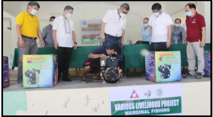 Regional Director Cyril Ticao (middle) of the Department of Labor and Employment Region 6 and the municipal officials of Nueva Valencia, Guimaras observe a beneficiary checking a boat engine. Regional Director Cyril Ticao (middle) of the Department of Labor and Employment Region 6 and the municipal officials of Nueva Valencia, Guimaras observe a beneficiary checking a boat engine.