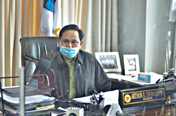 news-ime-rof “Wala man gid sang significant nga irislan,” says Gov. Arthur Defensor Jr. of Iloilo province. He is not tweaking the protocols on the return of returning overseas Filipinos. IAN PAUL CORDERO/PN