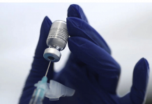 A health care worker prepares a Pfizer COVID-19 vaccination in Los Angeles, California, United States on Jan. 7, 2021. LUCY NICHOLSON/REUTERS
