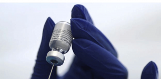 A health care worker prepares a Pfizer COVID-19 vaccination in Los Angeles, California, United States on Jan. 7, 2021. LUCY NICHOLSON/REUTERS