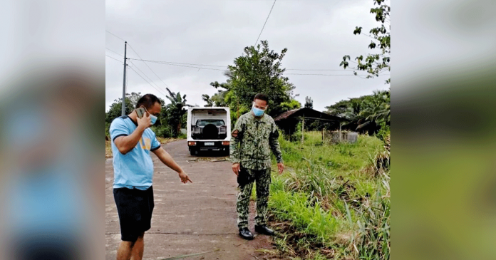 pontevedra-shooting Policemen investigate this area where a woman and two others persons was shot in Barangay Pandan, Pontevedra, Negros Occidental on Jan. 21. RMN BACOLOD