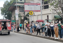 MANY PASSENGERS, TOO FEW JEEPNEYS Masked people wait for passenger jeepneys in Jaro, Iloilo City. Due to the coronavirus pandemic, not all jeepney drivers are keen on returning to the streets. IAN PAUL CORDERO/PN