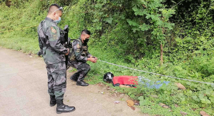 region-ambush Policemen secure the body of Vernel Mondreal who was ambushed in Barangay Salvacion, Sibalom, Antique yesterday morning on his way to work. Mondreal was a staff of the Sibalom Municipal Disaster Risk Reduction and Management Office.