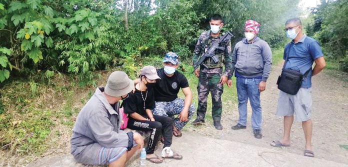 Policemen and operatives of the Bureau of Jail Management and Penology surround jail escapee Robert Domingo (second from left) in Barangay Bagacay, Culasi, Antique. Policemen and operatives of the Bureau of Jail Management and Penology surround jail escapee Robert Domingo (second from left) in Barangay Bagacay, Culasi, Antique.