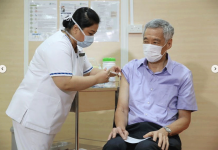 Singapore PM gets first dose of COVID vaccine Prime Minister Lee Hsien Loong receives the COVID-19 vaccine at Singapore General Hospital on Jan 8, 2021. MINISTRY OF COMMUNICATIONS AND INFORMATION