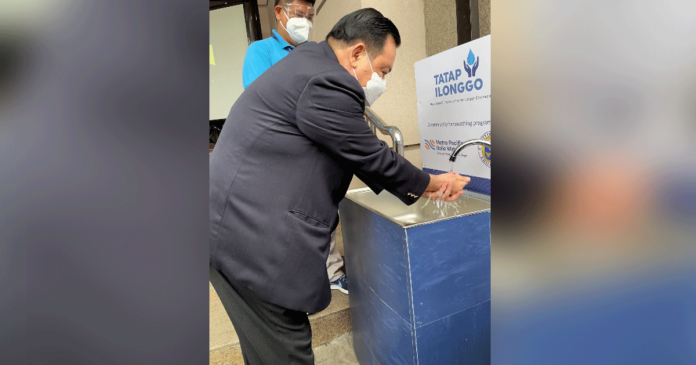 Mayor Jerry Treñas washes his hands at a handwashing facility turned over by the Metro Pacific Iloilo Water.