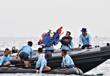 Indonesia deploys over 10 ships to plane crash site Indonesian Navy divers hold wreckage from Sriwijaya Air flight SJY182 during a search and rescue operation at sea near Lancang island on Sunday. The Boeing 737-500, which is bound for Pontianak in West Kalimantan, crashed shortly after taking off from Jakarta’s Soekarno-Hatta international airport on Jan. 9. AFP PHOTO