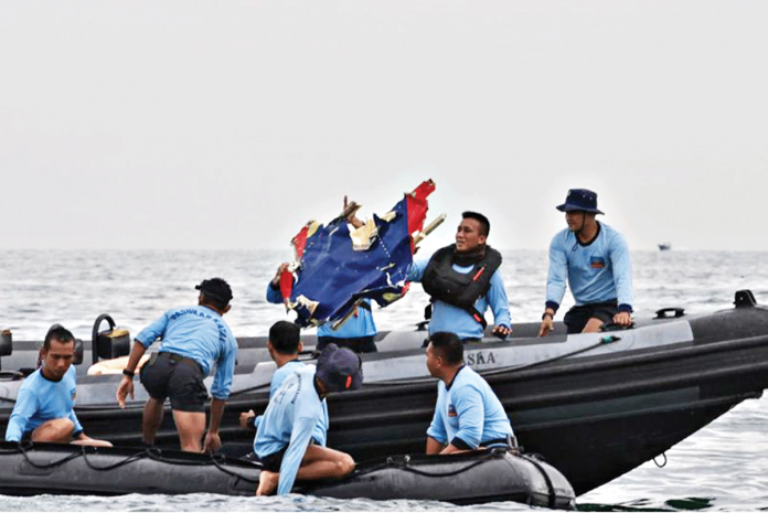 Indonesian Navy divers hold wreckage from Sriwijaya Air flight SJY182 during a search and rescue operation at sea near Lancang island on Sunday. The Boeing 737-500, which is bound for Pontianak in West Kalimantan, crashed shortly after taking off from Jakarta’s Soekarno-Hatta international airport on Jan. 9. AFP PHOTO Indonesian Navy divers hold wreckage from Sriwijaya Air flight SJY182 during a search and rescue operation at sea near Lancang island on Sunday. The Boeing 737-500, which is bound for Pontianak in West Kalimantan, crashed shortly after taking off from Jakarta’s Soekarno-Hatta international airport on Jan. 9. AFP PHOTO