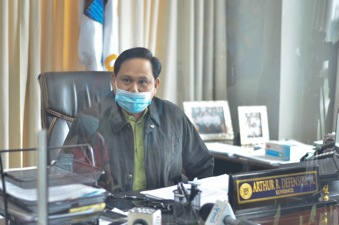 “Waay sang pilitay sa bakuna,” says Iloilo’s Gov. Arthur Defensor Jr. He is against enforcing a “no vaccination, no work” policy in the province. IAN PAUL CORDERO/PN
