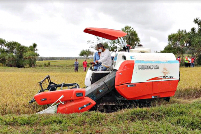 A farmer from Nueva Valencia uses the harvester given by the Provincial Government of Guimaras. GUIMARAS PROVINCIAL GOVERNMENT