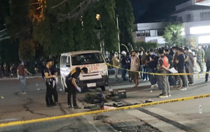 PDEA,QCPD-misencounter Police cordon off the area following a shooting incident between the Quezon City District Police special operation unit personnel and Philippine Drug Enforcement Agency agents beside the Ever Gotesco Mall along Commonwealth Avenue in Quezon City around 5:45 p.m. on Wednesday. PNP-PIO VIA PNA