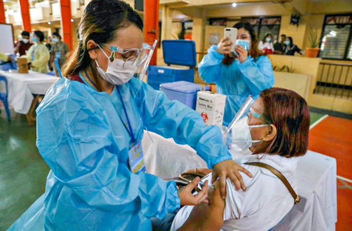 PH-rready-for-vaccination A health worker injects an “anti-coronavirus vaccine” to a woman during a vaccination simulation in Mandaluyong City on Jan. 27, 2021. JONATHAN CELLONA/ABS-CBN NEWS