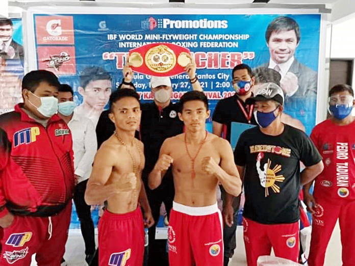 Sports-2 Pedro Taduran (right) looks to defend his IBF world minimumweight championship when he faces fellow Filipino fighter Rey Mark Cuarto (left) on Saturday in General Santos City. ART MONIS
