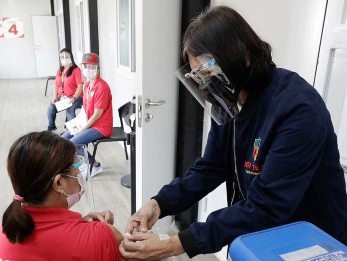 Vaccination-drive A health worker is ready to inject the female volunteer during the coronavirus virus disease 2019 vaccination dry run in Taguig City. The country’s vaccination program will start on Feb. 15 with health workers as first recipients. AP