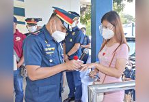 Police Captain Paul Vincent Pendon puts a ring on her girlfriend’s finger after the latter’s “yes.” PRO-6